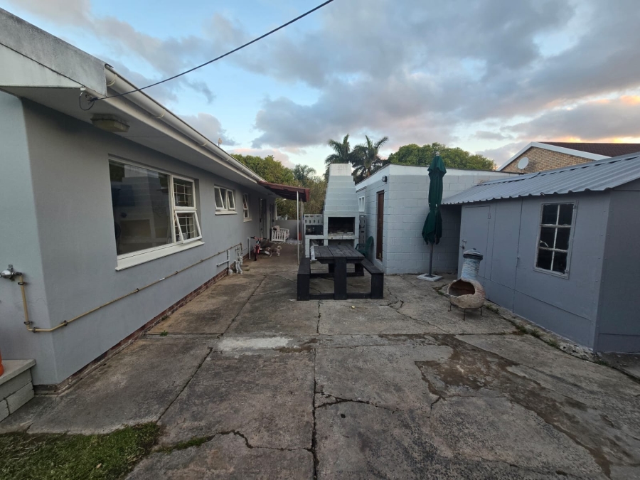 To Let 3 Bedroom Property for Rent in Sunrise On Sea Eastern Cape